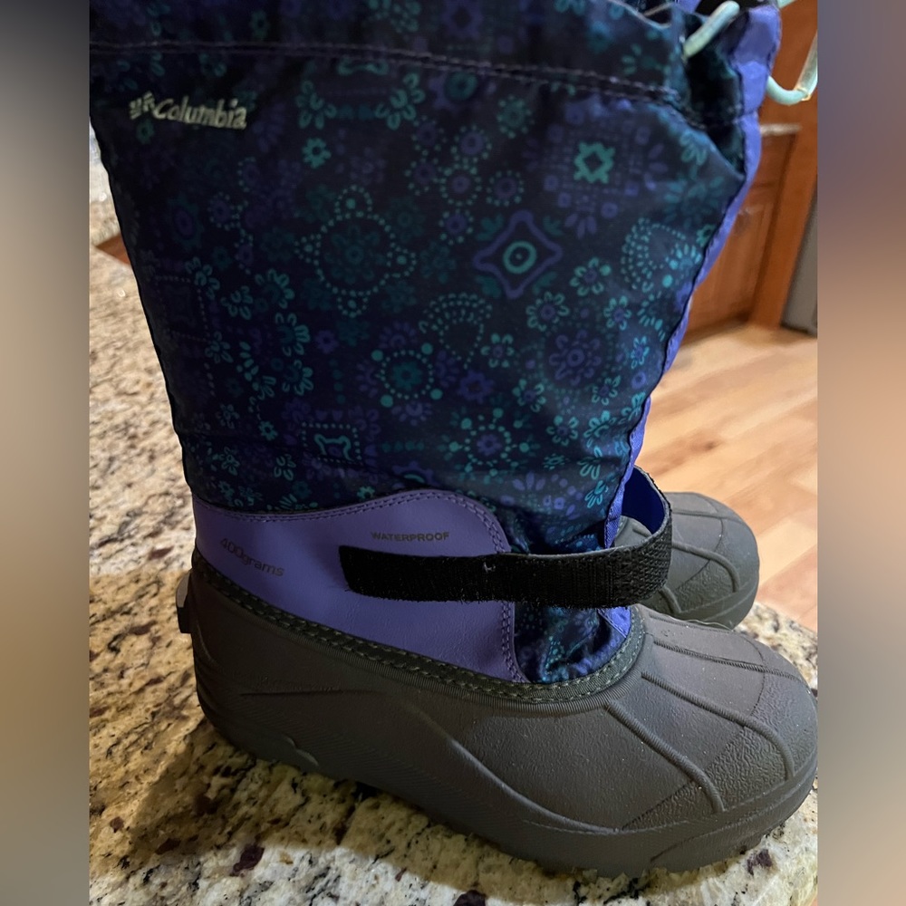 NWOT Girls Columbia Snow Boots - Size 4 - 400 grams